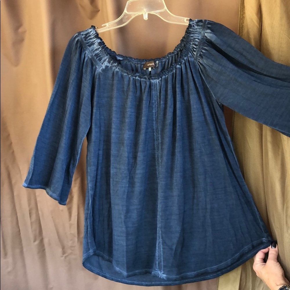 🚨SALE- send an offer!! Blue top!